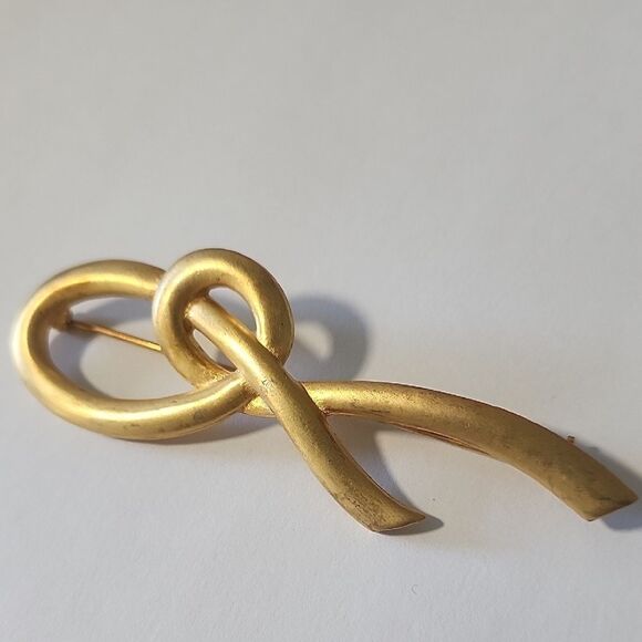 Brushed Gold Knot Loop Brooch - Picture 4 of 4
